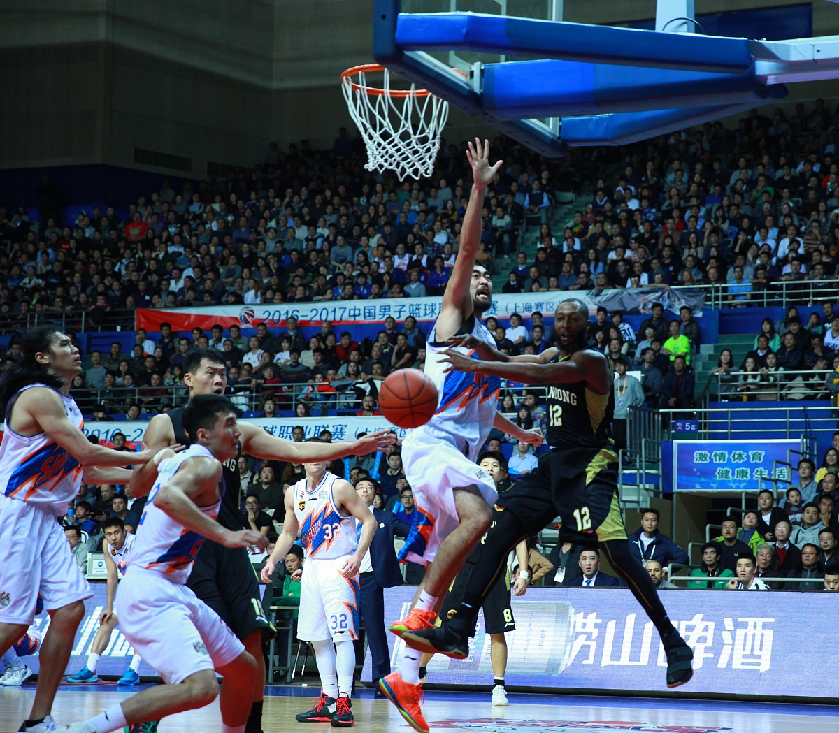 包含CBA广州龙狮89-85深圳马可波罗陈盈骏21分准三双：一场激战背后的战术博弈与球员闪光的词条